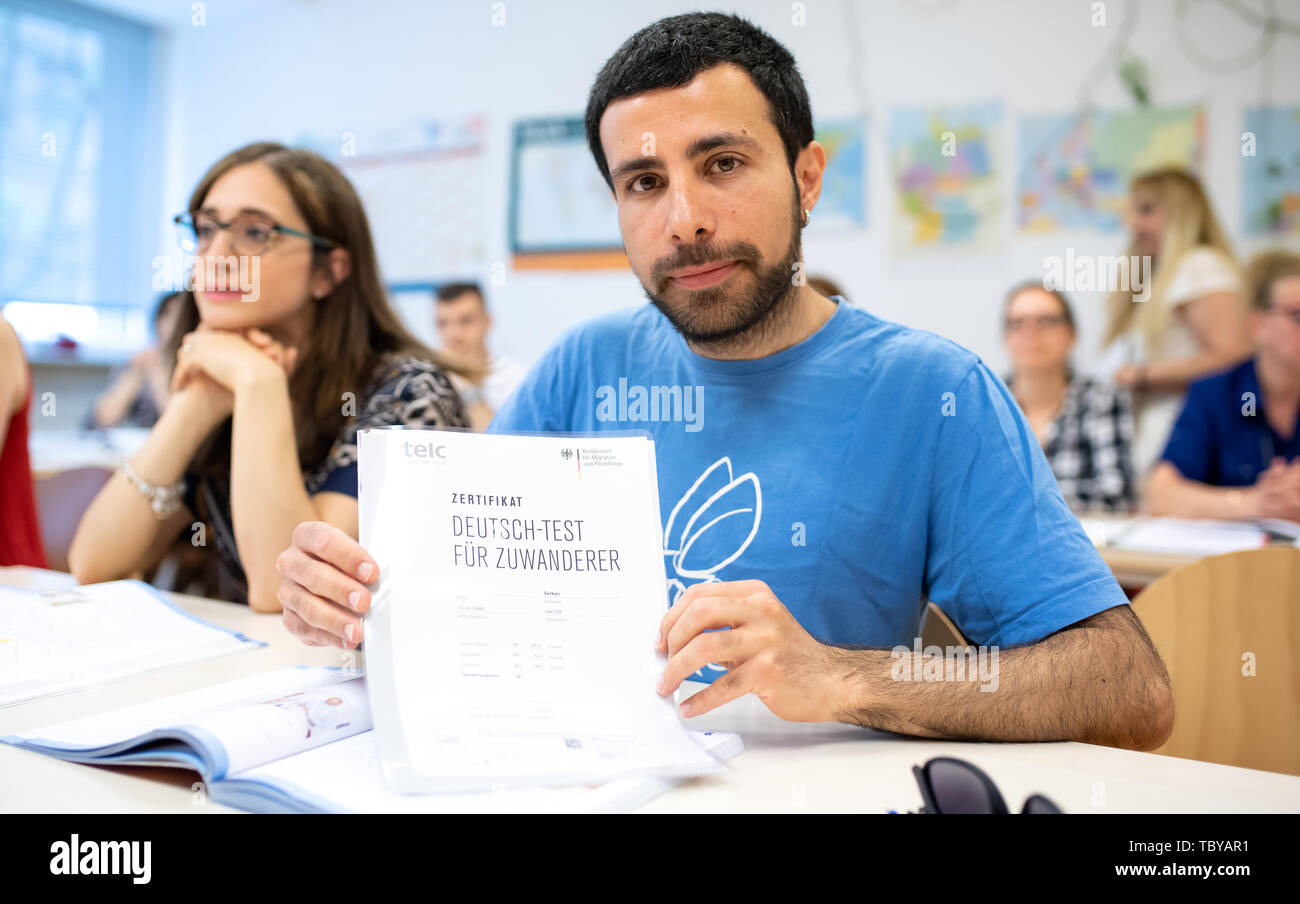Monaco di Baviera, Germania. 04 Giugno, 2019. Serkan Beyde dalla Turchia è lieta circa un certificato "test di tedesco per immigrati che ha ricevuto per il successo della sua partecipazione a un corso di integrazione per gli immigrati dell'Ufficio federale della migrazione (BAMF). Credito: Sven Hoppe/dpa/Alamy Live News Foto Stock