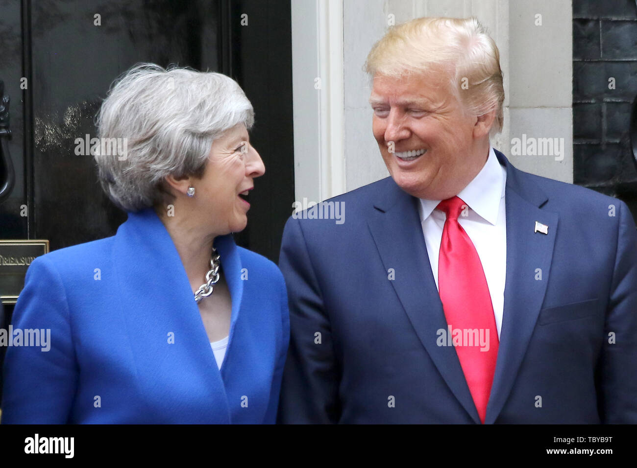 Il Primo Ministro inglese Theresa Maggio e U.S. Presidente Donald Trump pongono al di fuori 10 di Downing Street a Londra, Inghilterra. Presidente Trump's tre giorni di visita di stato è iniziato con il pranzo con la regina, seguita da un banchetto di Stato a Buckingham Palace, mentre oggi sarà lui a partecipare a riunioni di lavoro con il Primo Ministro e il Duca di York, prima di recarsi a Portsmouth per contrassegnare il settantacinquesimo anniversario dello sbarco in Normandia. 4 giugno 2019 REF: MES 192039   credito: Matrice/MediaPunch ***SOLO PER GLI STATI UNITI*** Foto Stock