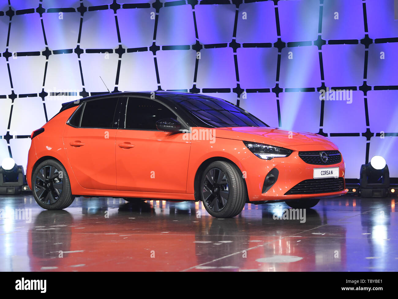 Opel corsa-e nuovo modello di auto elettrica presentato al Motor Show  Autosalon 2020. Bruxelles, Belgio - 9 gennaio 2020 Foto stock - Alamy