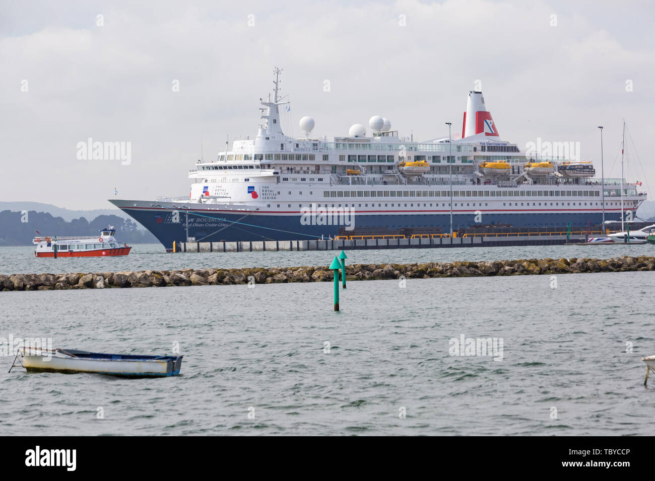 Poole, Dorset, Regno Unito. Il 4 giugno 2019. Il D-Day veterani arrivano in Poole su MV Boudicca per guardare la Royal Navy display anfibio nel porto di Poole. Boudicca MV è la più grande nave da crociera mai a visitare il porto di Poole. Credito: Carolyn Jenkins/Alamy Live News Foto Stock