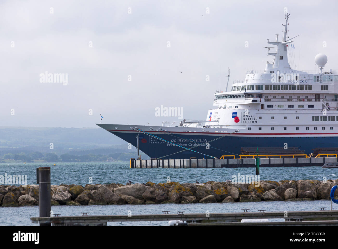Poole, Dorset, Regno Unito. Il 4 giugno 2019. Il D-Day veterani arrivano in Poole su MV Boudicca per guardare la Royal Navy display anfibio nel porto di Poole. Boudicca MV è la più grande nave da crociera mai a visitare il porto di Poole. Credito: Carolyn Jenkins/Alamy Live News Foto Stock