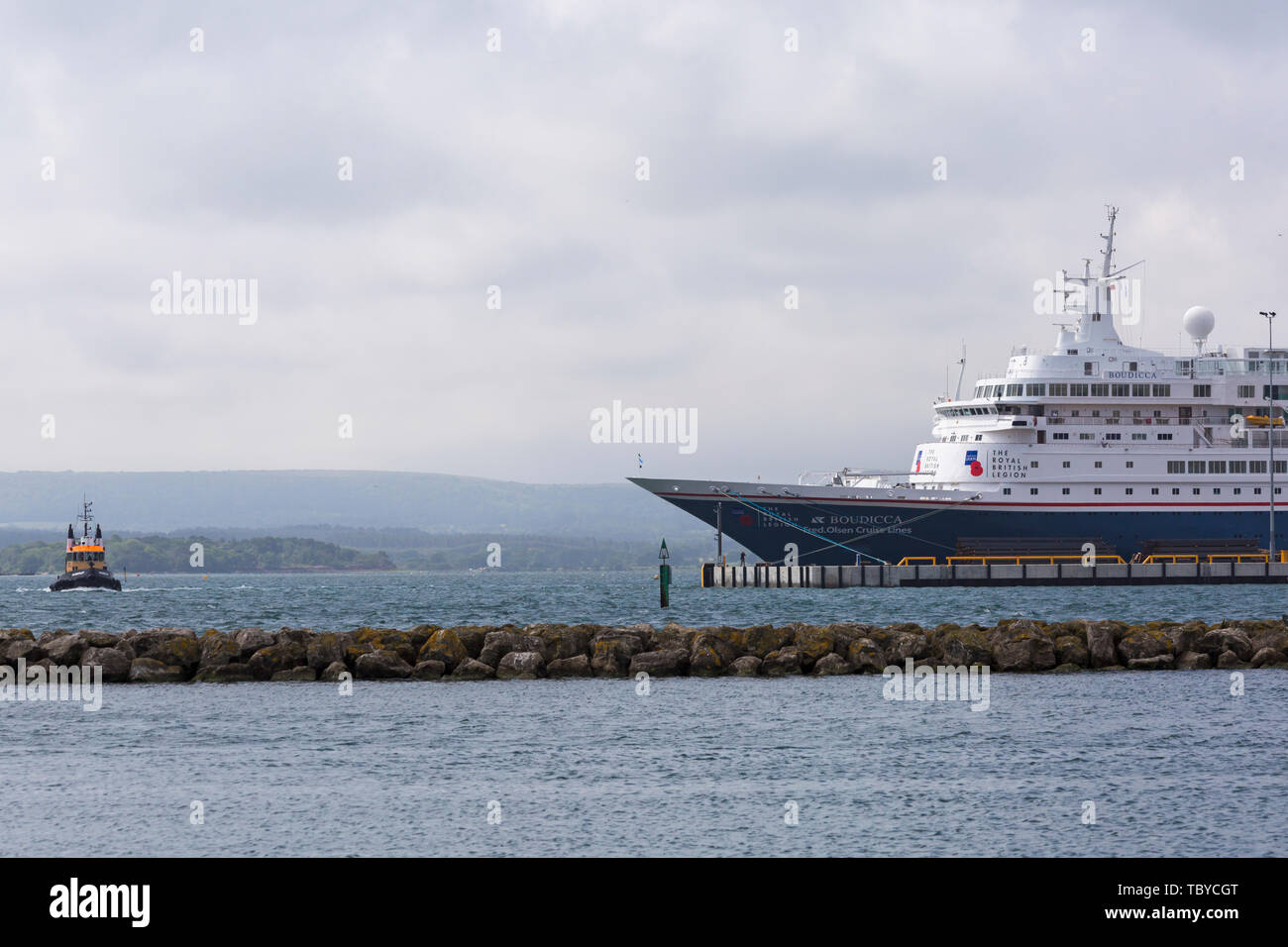 Poole, Dorset, Regno Unito. Il 4 giugno 2019. Il D-Day veterani arrivano in Poole su MV Boudicca per guardare la Royal Navy display anfibio nel porto di Poole. Boudicca MV è la più grande nave da crociera mai a visitare il porto di Poole. Credito: Carolyn Jenkins/Alamy Live News Foto Stock