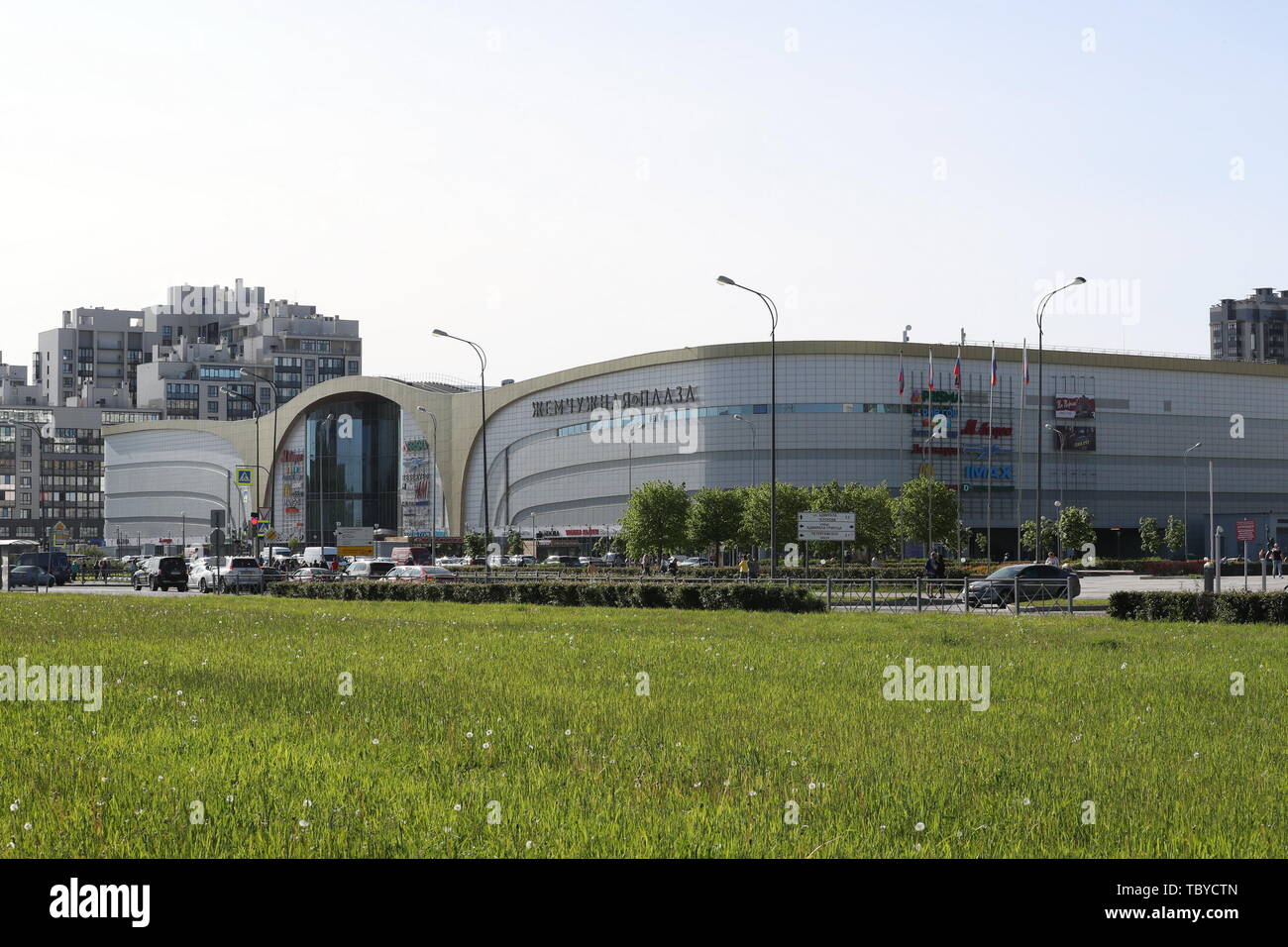 (190604) -- ST. Pietroburgo, Giugno 4, 2019 (Xinhua) -- Foto scattata il 3 giugno 2019 mostra un centro commerciale per lo shopping della perla del Mar Baltico progetto a San Pietroburgo, Russia. La perla del Mar Baltico progetto è una moderna multi-funzionale e residenziale progetto commerciale investito e costruito a San Pietroburgo da sette imprese cinesi compresi Shanghai gli investimenti industriali (Holdings) Co., Ltd. Ventidue sotto-progetti sono stati completati entro il mese di marzo 2019, comprese delle comunità residenziali, progetti commerciali, scuole e asili, con un totale area di costruzione di 1,26 milioni squar Foto Stock