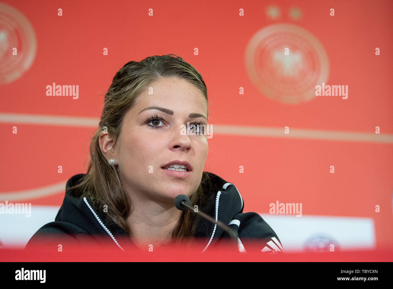 04 giugno 2019, France (Francia), Bruz: Melanie Leupolz parla durante una conferenza stampa della nazionale tedesco di calcio femminile team prima della Coppa del Mondo donne in Francia 2019. La prima partita della squadra tedesca avrà luogo il 8 giugno contro la Cina a Rennes. Foto: Sebastian Gollnow/dpa Foto Stock