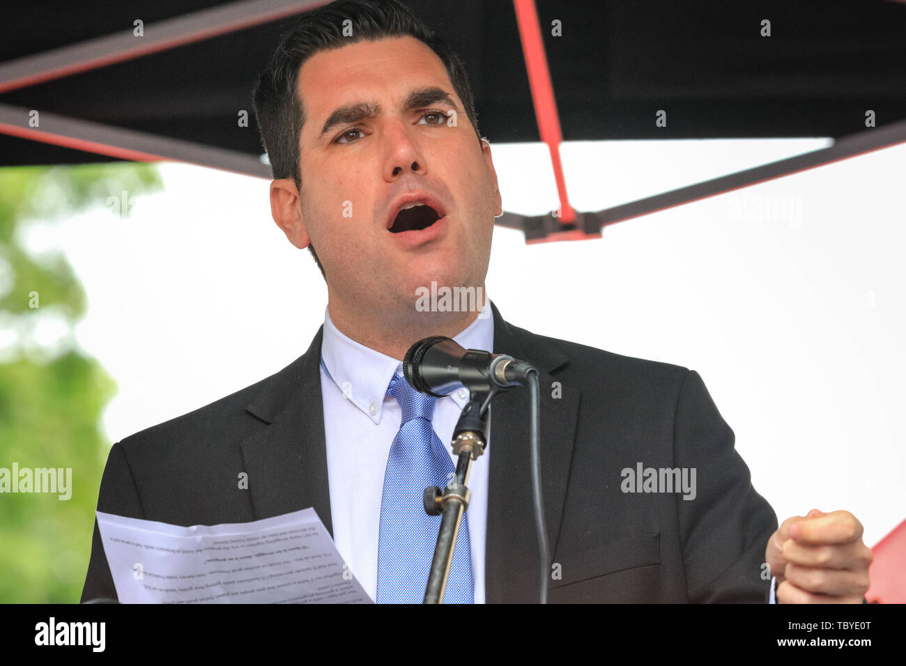 Londra, Regno Unito. 04 Giugno, 2019. Richard Burgon, manodopera, Shadow il Ministro della giustizia, parla a Whitehall. I politici unirsi alla protesta contro Donald Trump sulla piazza del Parlamento e di Whitehall a Westminster. Credito: Imageplotter/Alamy Live News Foto Stock