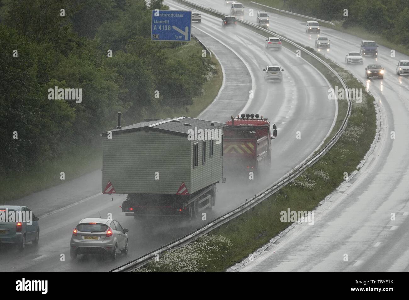 Swansea, Wales, Regno Unito. Il 4 giugno 2019. Meteo: scarse condizioni di guida sulla M4, raffigurata qui appena ad ovest di giunzione 47, Swansea, in un giorno di pioggia con nuvole scure e sporadici acquazzoni pesanti. Credito: Gareth Llewelyn/Alamy Live News Foto Stock