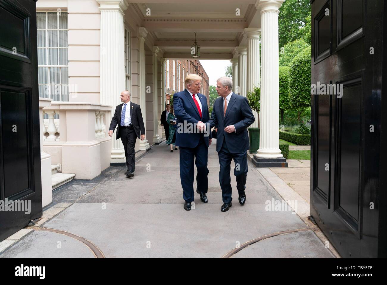 Londra, Regno Unito. 04 Giugno, 2019. U.S presidente Donald Trump è soddisfatta da Sua Altezza Reale il principe Andréj fuori St. James's Palace sul suo modo di n. 10 Downing Street Giugno 4, 2019 a Londra, Inghilterra. Credito: Planetpix/Alamy Live News Foto Stock