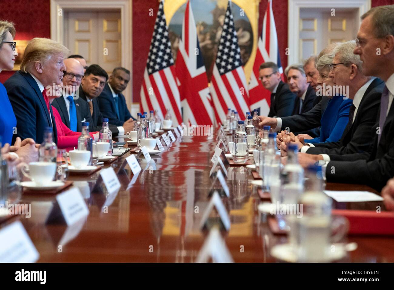 Londra, Regno Unito. 04 Giugno, 2019. U.S presidente Donald Trump e in uscita del primo ministro britannico Theresa Maggio, destra, tenere un business tavola rotonda incontro presso il St James Palace 4 giugno 2019 a Londra, Inghilterra. Credito: Planetpix/Alamy Live News Foto Stock