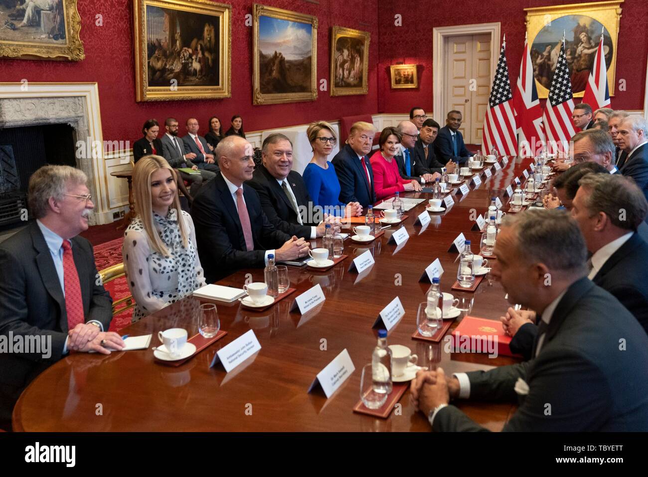 Londra, Regno Unito. 04 Giugno, 2019. U.S presidente Donald Trump e in uscita del primo ministro britannico Theresa Maggio, destra, tenere un business tavola rotonda incontro presso il St James Palace 4 giugno 2019 a Londra, Inghilterra. Credito: Planetpix/Alamy Live News Foto Stock