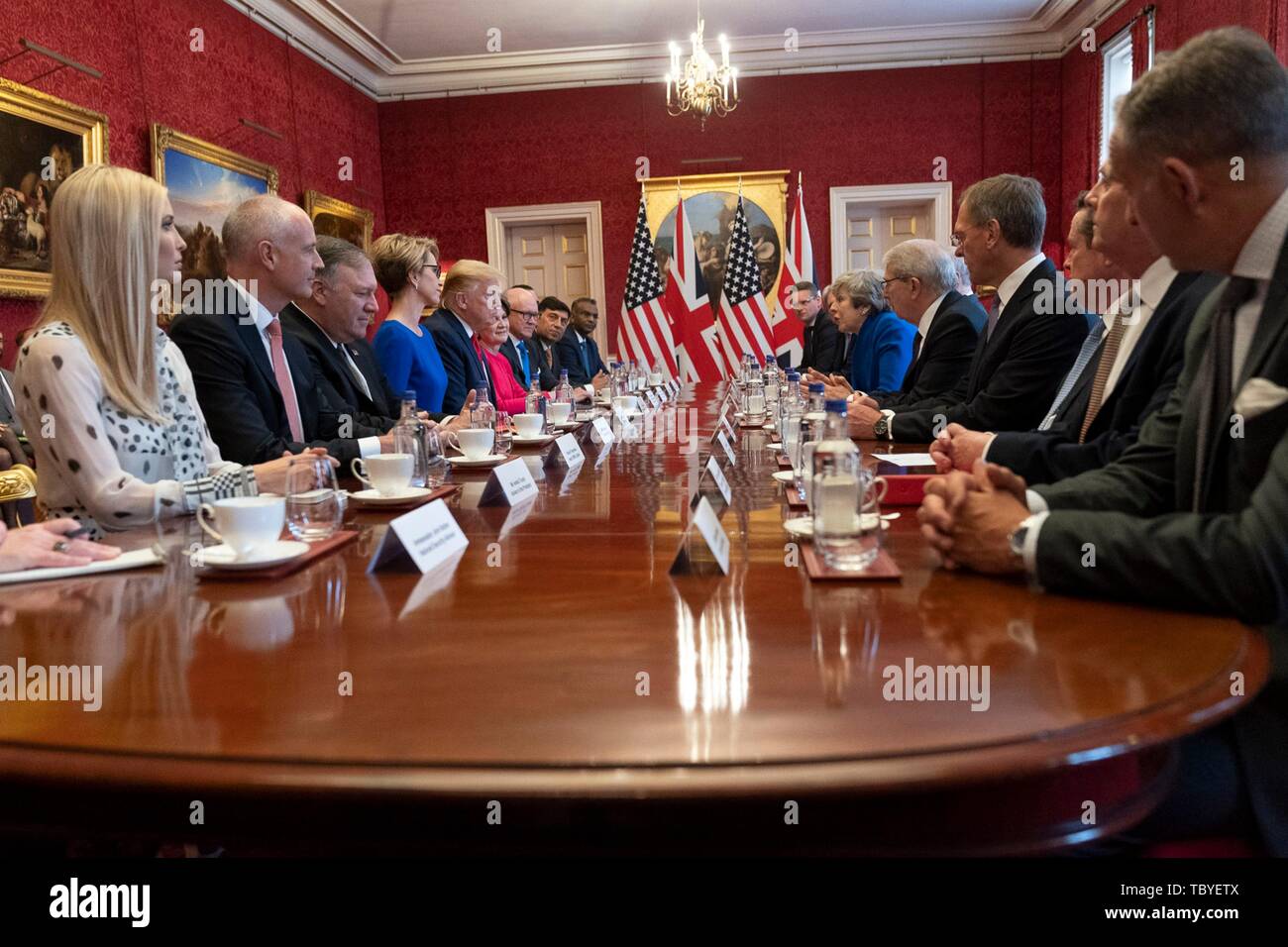 Londra, Regno Unito. 04 Giugno, 2019. U.S presidente Donald Trump e in uscita del primo ministro britannico Theresa Maggio, destra, tenere un business tavola rotonda incontro presso il St James Palace 4 giugno 2019 a Londra, Inghilterra. Credito: Planetpix/Alamy Live News Foto Stock