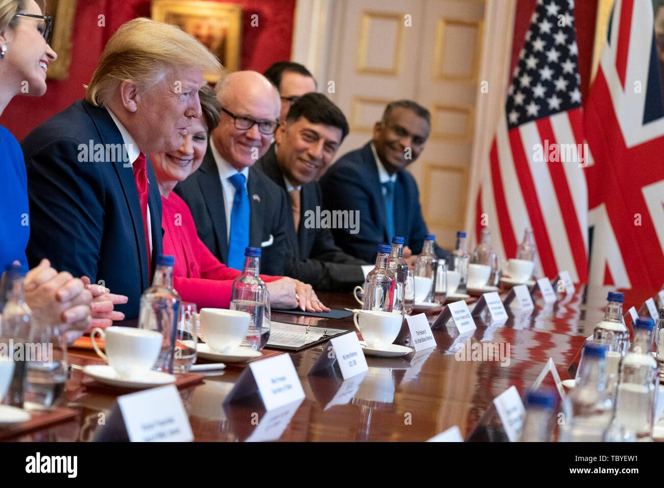 Londra, Regno Unito. 04 Giugno, 2019. U.S presidente Donald Trump e in uscita del primo ministro britannico Theresa può tenere un business tavola rotonda incontro presso il St James Palace 4 giugno 2019 a Londra, Inghilterra. Credito: Planetpix/Alamy Live News Foto Stock