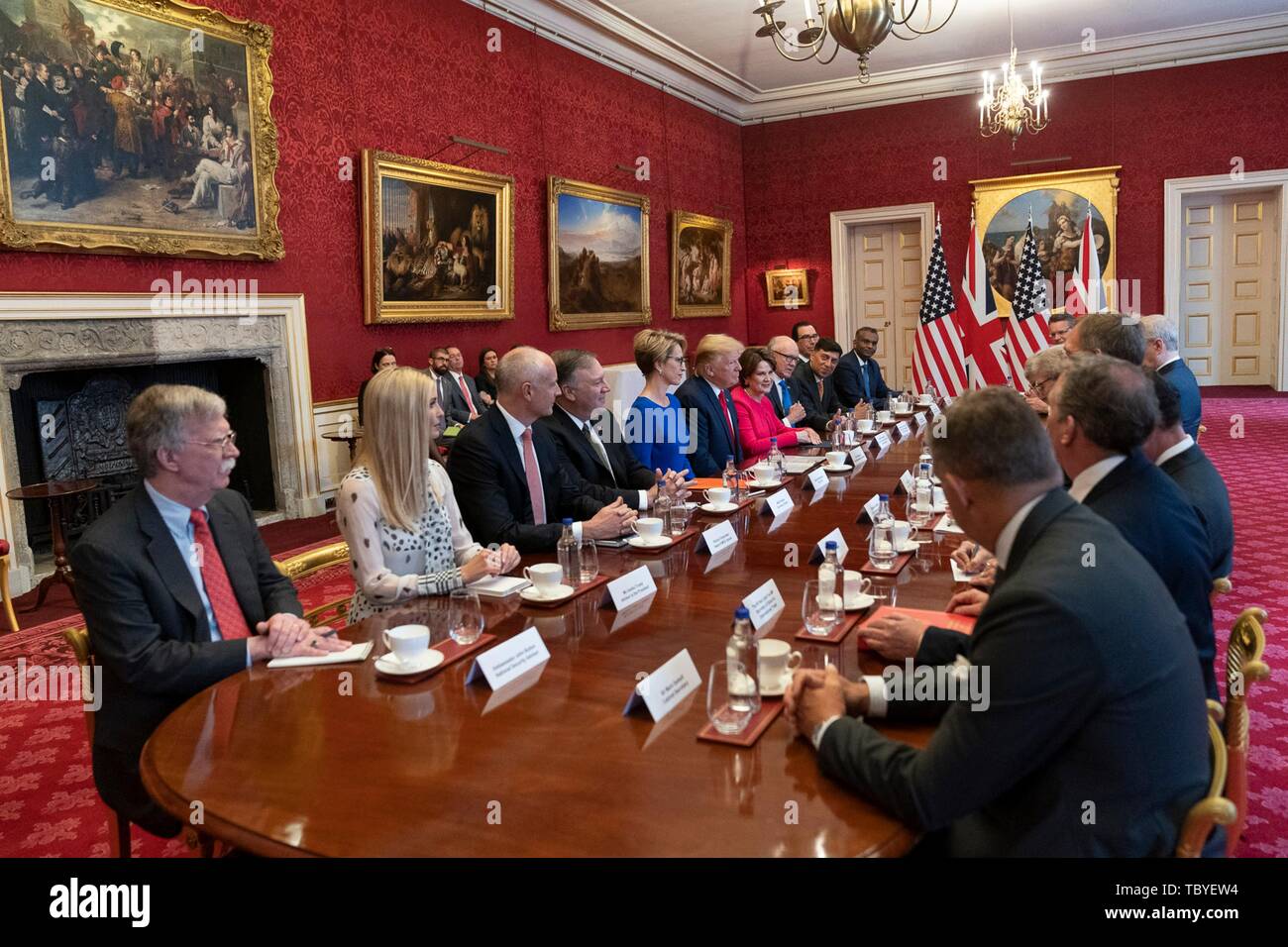 Londra, Regno Unito. 04 Giugno, 2019. U.S presidente Donald Trump e in uscita del primo ministro britannico Theresa Maggio, destra, tenere un business tavola rotonda incontro presso il St James Palace 4 giugno 2019 a Londra, Inghilterra. Credito: Planetpix/Alamy Live News Foto Stock