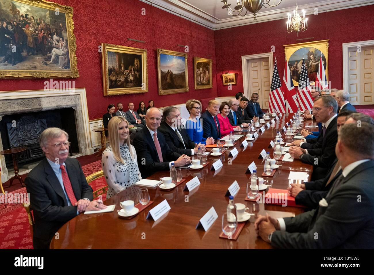Londra, Regno Unito. 04 Giugno, 2019. U.S presidente Donald Trump e in uscita del primo ministro britannico Theresa Maggio, destra, tenere un business tavola rotonda incontro presso il St James Palace 4 giugno 2019 a Londra, Inghilterra. Credito: Planetpix/Alamy Live News Foto Stock