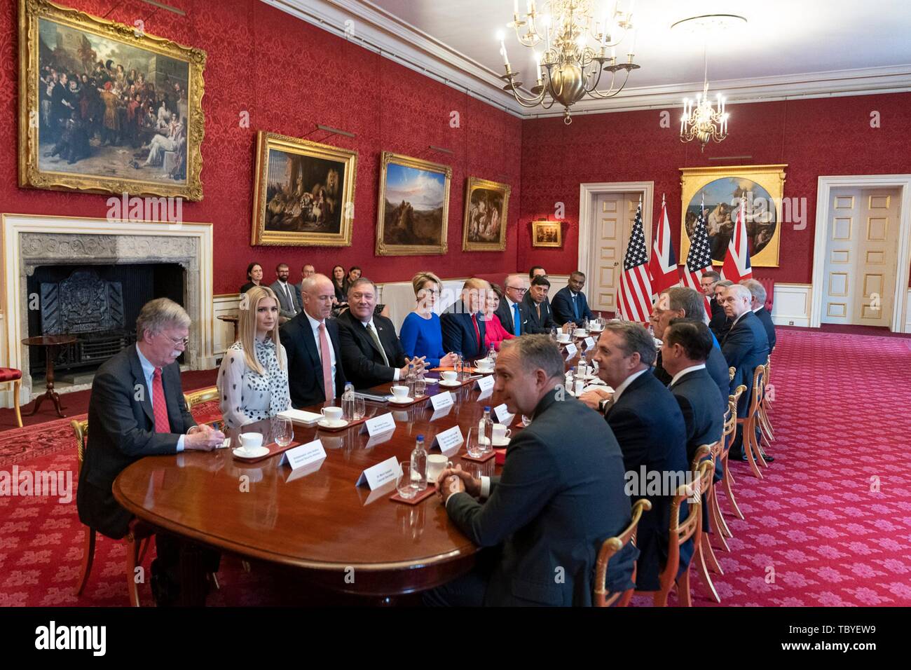 Londra, Regno Unito. 04 Giugno, 2019. U.S presidente Donald Trump e in uscita del primo ministro britannico Theresa Maggio, destra, tenere un business tavola rotonda incontro presso il St James Palace 4 giugno 2019 a Londra, Inghilterra. Credito: Planetpix/Alamy Live News Foto Stock