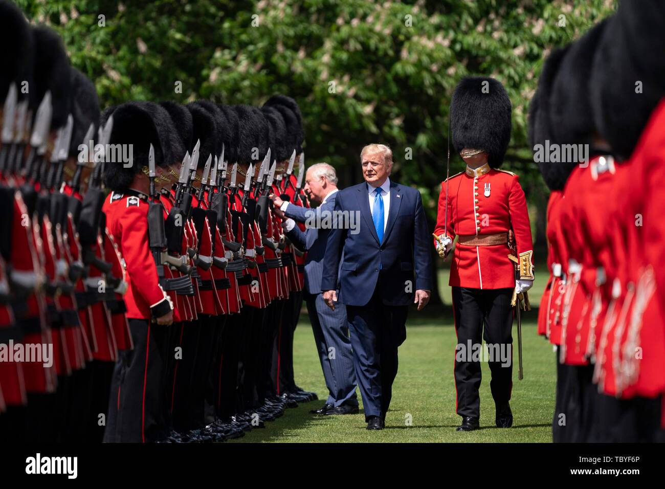 Londra, Regno Unito. 03 Giugno, 2019. U.S presidente Donald Trump scortato da S.A.R. il Principe Carlo ispezionare il Queens Guard durante una cerimonia di benvenuto ufficiale a Buckingham Palace Il 3 giugno 2019 a Londra, Inghilterra. Credito: Planetpix/Alamy Live News Foto Stock