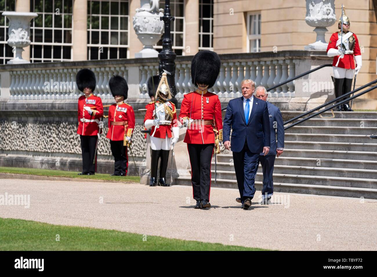Londra, Regno Unito. 03 Giugno, 2019. U.S presidente Donald Trump scortato da S.A.R. il Principe Carlo ispezionare il Queens Guard durante una cerimonia di benvenuto ufficiale a Buckingham Palace Il 3 giugno 2019 a Londra, Inghilterra. Credito: Planetpix/Alamy Live News Foto Stock