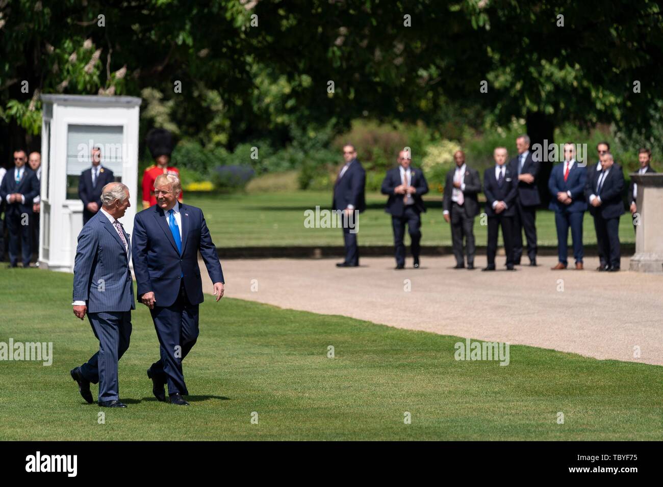 Londra, Regno Unito. 03 Giugno, 2019. U.S presidente Donald Trump scortato da S.A.R. il Principe Carlo all'arrivo a Buckingham Palace per la cerimonia di benvenuto ufficiale Giugno 3, 2019 a Londra, Inghilterra. Credito: Planetpix/Alamy Live News Foto Stock