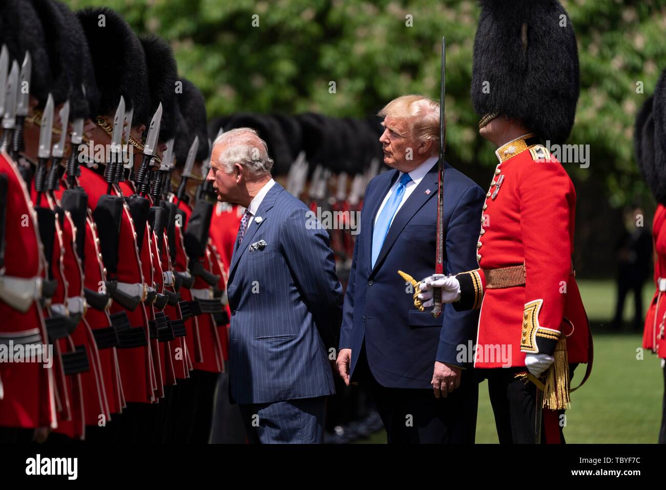 Londra, Regno Unito. 03 Giugno, 2019. U.S presidente Donald Trump scortato da S.A.R. il Principe Carlo ispezionare il Queens Guard durante una cerimonia di benvenuto ufficiale a Buckingham Palace Il 3 giugno 2019 a Londra, Inghilterra. Credito: Planetpix/Alamy Live News Foto Stock