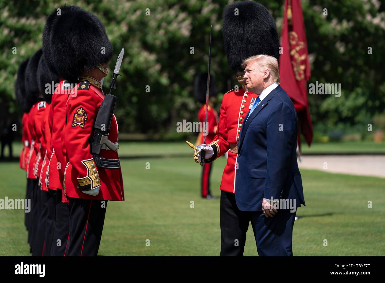 Londra, Regno Unito. 03 Giugno, 2019. U.S presidente Donald Trump sorrisi come egli ispeziona il Queens Guard durante una cerimonia di benvenuto ufficiale a Buckingham Palace Il 3 giugno 2019 a Londra, Inghilterra. Credito: Planetpix/Alamy Live News Foto Stock