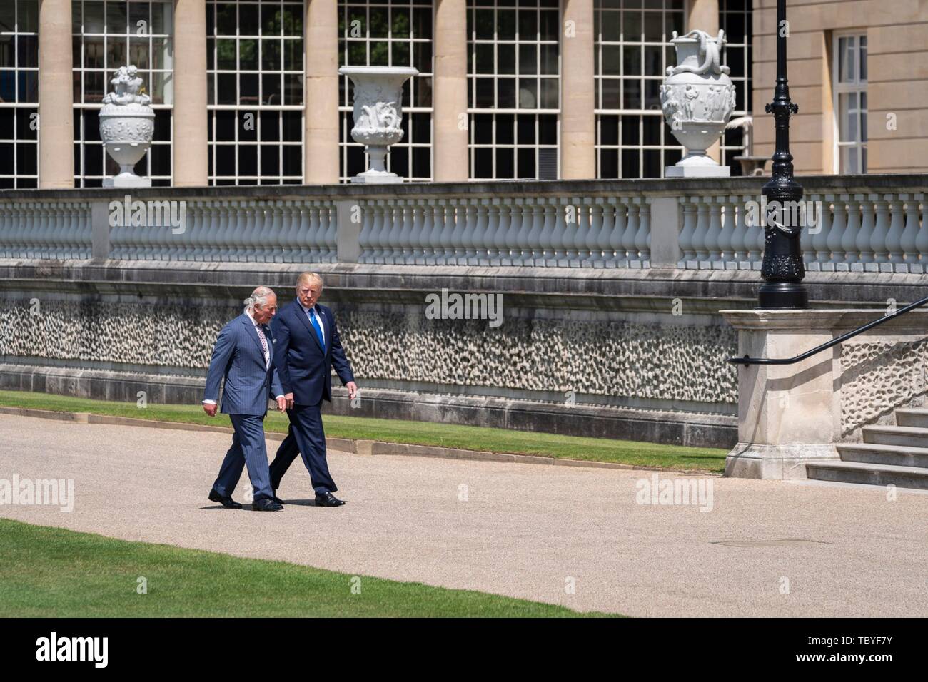 Londra, Regno Unito. 03 Giugno, 2019. U.S presidente Donald Trump passeggiate con S.A.R. il Principe Carlo all'arrivo a Buckingham Palace per la cerimonia di benvenuto ufficiale Giugno 3, 2019 a Londra, Inghilterra. Credito: Planetpix/Alamy Live News Foto Stock