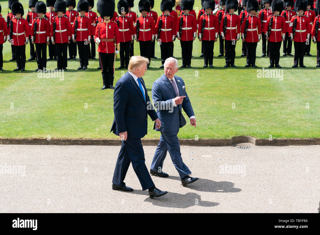 Londra, Regno Unito. 03 Giugno, 2019. U.S presidente Donald Trump scortato da S.A.R. il Principe Carlo ispezionare il Queens Guard durante una cerimonia di benvenuto ufficiale a Buckingham Palace Il 3 giugno 2019 a Londra, Inghilterra. Credito: Planetpix/Alamy Live News Foto Stock