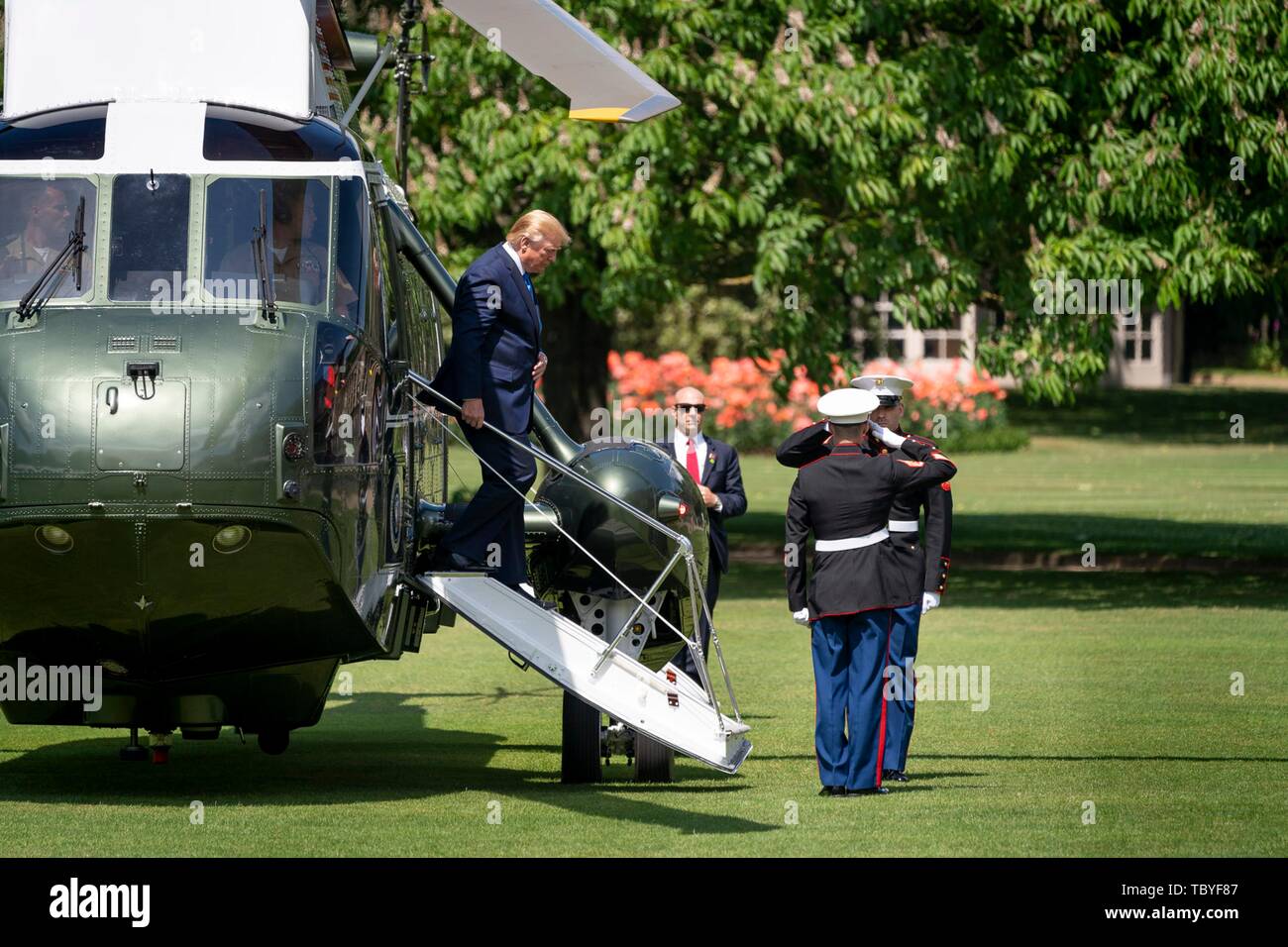 Londra, Regno Unito. 03 Giugno, 2019. U.S presidente Donald Trump fasi off Marine un elicottero all'arrivo a Buckingham Palace per la cerimonia di benvenuto ufficiale Giugno 3, 2019 a Londra, Inghilterra. Credito: Planetpix/Alamy Live News Foto Stock