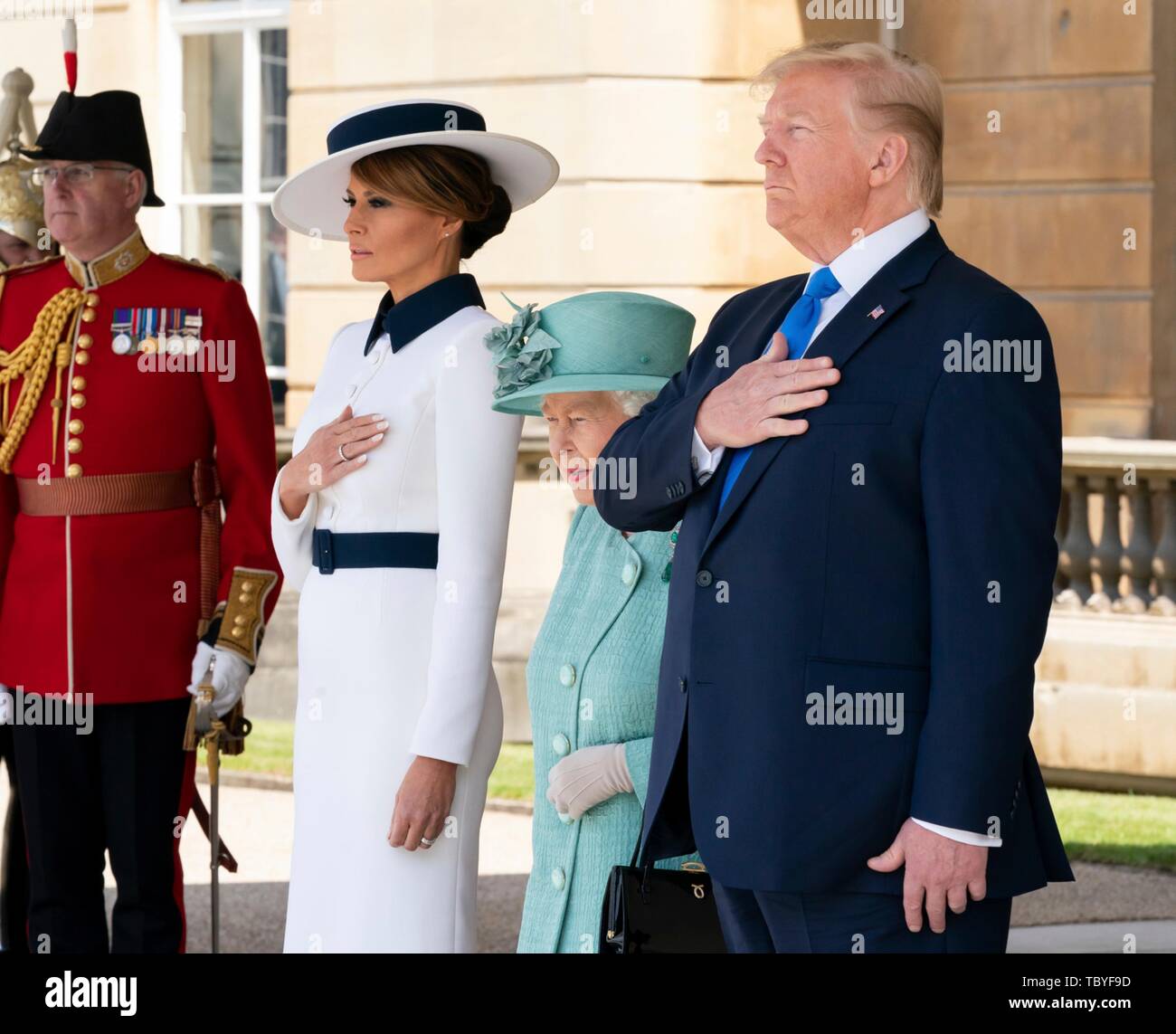 Londra, Regno Unito. 03 Giugno, 2019. U.S presidente Donald Trump, sorge con la First Lady Melania Trump, e la Regina Elisabetta II per gli inni nazionali durante la gazzetta la cerimonia di benvenuto a Buckingham Palace Il 3 giugno 2019 a Londra, Inghilterra. Credito: Planetpix/Alamy Live News Foto Stock