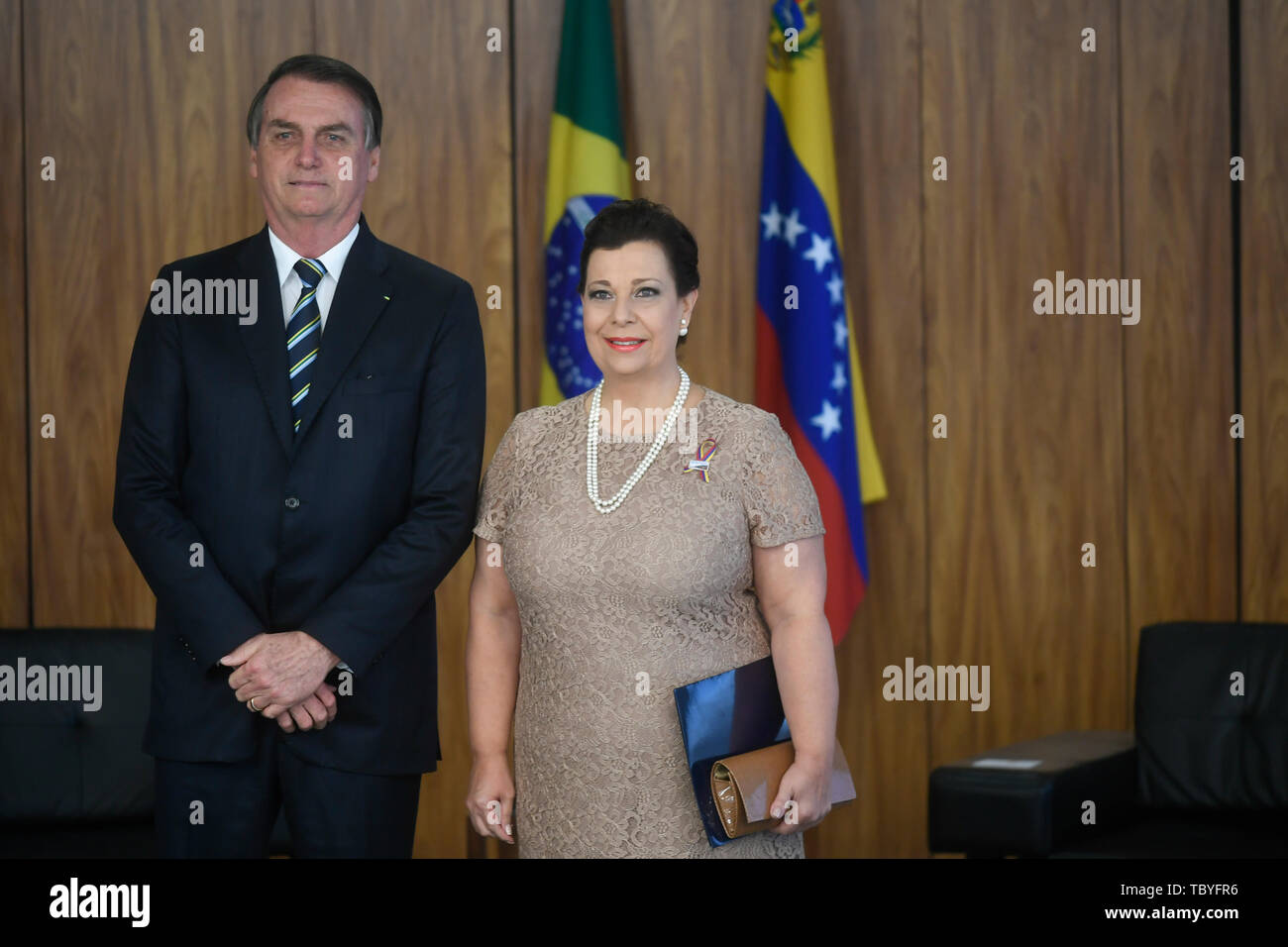 Brasilia, Brasile. 04 Giugno, 2019. DF - Brasilia - 04/06/2019 - Cerimonia di presentazione dei nuovi ambasciatori - Jair Bolsonaro, Presidente della Repubblica, accompagnato da Maria Teresa Exposito Belandria, Ambasciatore della Repubblica Bolivariana del Venezuela, Martedì, 04 giugno, durante una cerimonia di presentazione le credenziali dei nuovi ambasciatori presso il Palacio do Planalto. Foto: Mateus Bonomi/AGIF Credito: AGIF/Alamy Live News Foto Stock