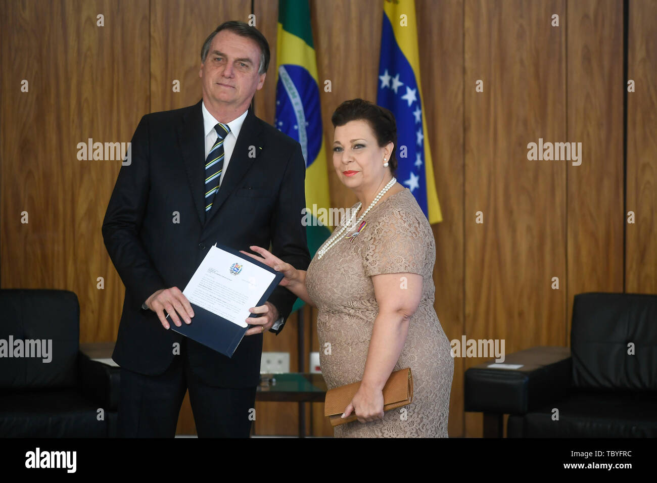 Brasilia, Brasile. 04 Giugno, 2019. DF - Brasilia - 04/06/2019 - Cerimonia di presentazione dei nuovi ambasciatori - Jair Bolsonaro, Presidente della Repubblica, accompagnato da Maria Teresa Exposito Belandria, Ambasciatore della Repubblica Bolivariana del Venezuela, Martedì, 04 giugno, durante una cerimonia di presentazione le credenziali dei nuovi ambasciatori presso il Palacio do Planalto. Foto: Mateus Bonomi/AGIF Credito: AGIF/Alamy Live News Foto Stock