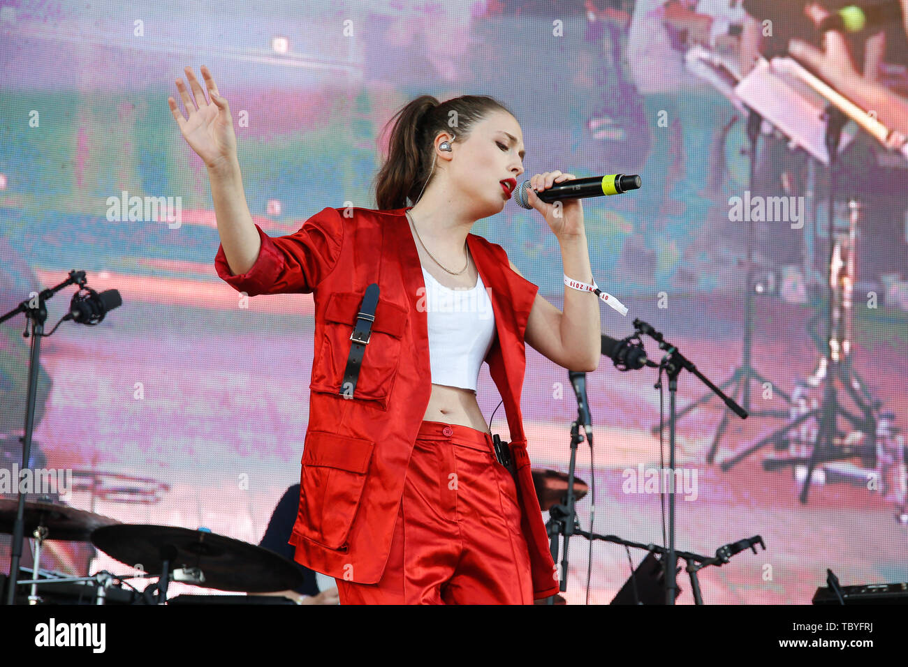 Berlino, Deutschland. Dal 01 Giugno, 2019. 01.06.2019, Berlin: Alice Merton è permanente al concerto di beneficenza "Pace x pace' sotto il motto "La vostra voce per bambini 2019' all'Parkbuehne Wuhlheide. | Utilizzo di credito in tutto il mondo: dpa/Alamy Live News Foto Stock