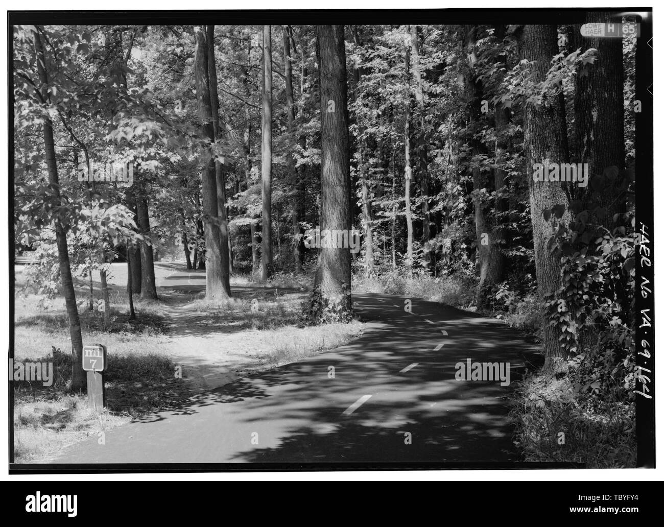 MULTIUSE TRAIL A 7 mile marker guardando a Nord. George Washington Memorial Parkway, lungo il fiume Potomac da McLean a Mount Vernon, VA, Mount Vernon, Fairfax County, VA Mount Vernon Avenue Associazione U.S. Esercito di ingegneri U.S. Ufficio di presidenza di strade pubbliche Clarke, Gilmore Downer, Jay Toms, R E Johnson, J W Simonson, Wilbur McNary, J V Barton, Clara Mount Vernon Ladies Associazione Garden Club of America le Figlie della Rivoluzione Americana Regno Figlie della Confederazione Colonial Dames of America Associazione per la preservazione delle antichità della Virginia McMillan Commissione Gould, Jay Merri Foto Stock