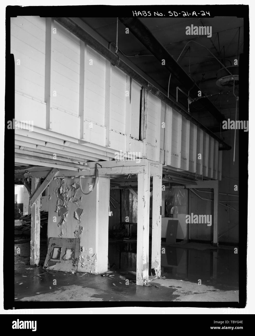 Negozio di macchina che mostra la base di calcestruzzo contrafforte. Vista verso nord-ovest. Ellsworth Air Force Base, Disponibilità Hangar, Kenny Road, angolo sud-est di interstction con G Avenue, Blackhawk, Meade County, SD U.S. Esercito di ingegneri Wilson e la società H e B Impresa di costruzioni Rinnovabile Tecnologie, Inc., imprenditore WegmanFrench, Lysa trasmettitore Johnson, Lon, fotografo McCormick, Maria, storico Hufstetler, Mark, storico Foto Stock