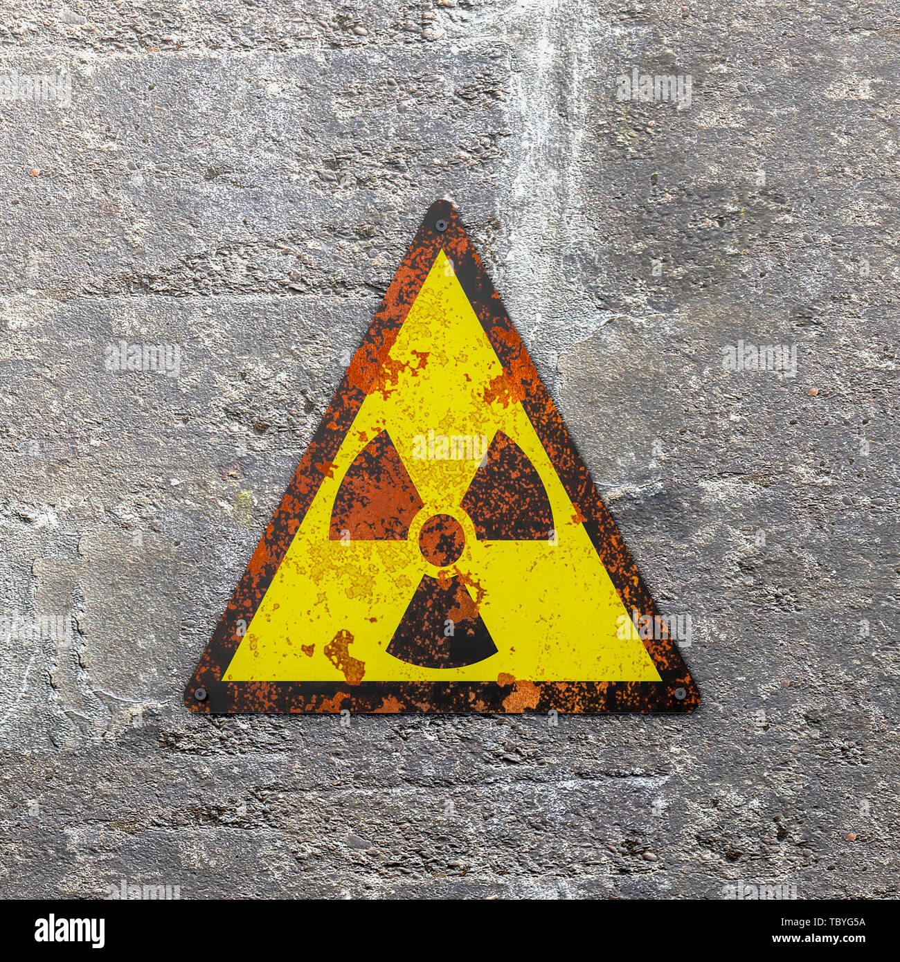 Segnale di avvertimento sito nucleare, segno appeso a una parete. Indicazione della presenza di un area radioattivi, 3d rendering. Le armi nucleari. Luogo pericoloso Foto Stock