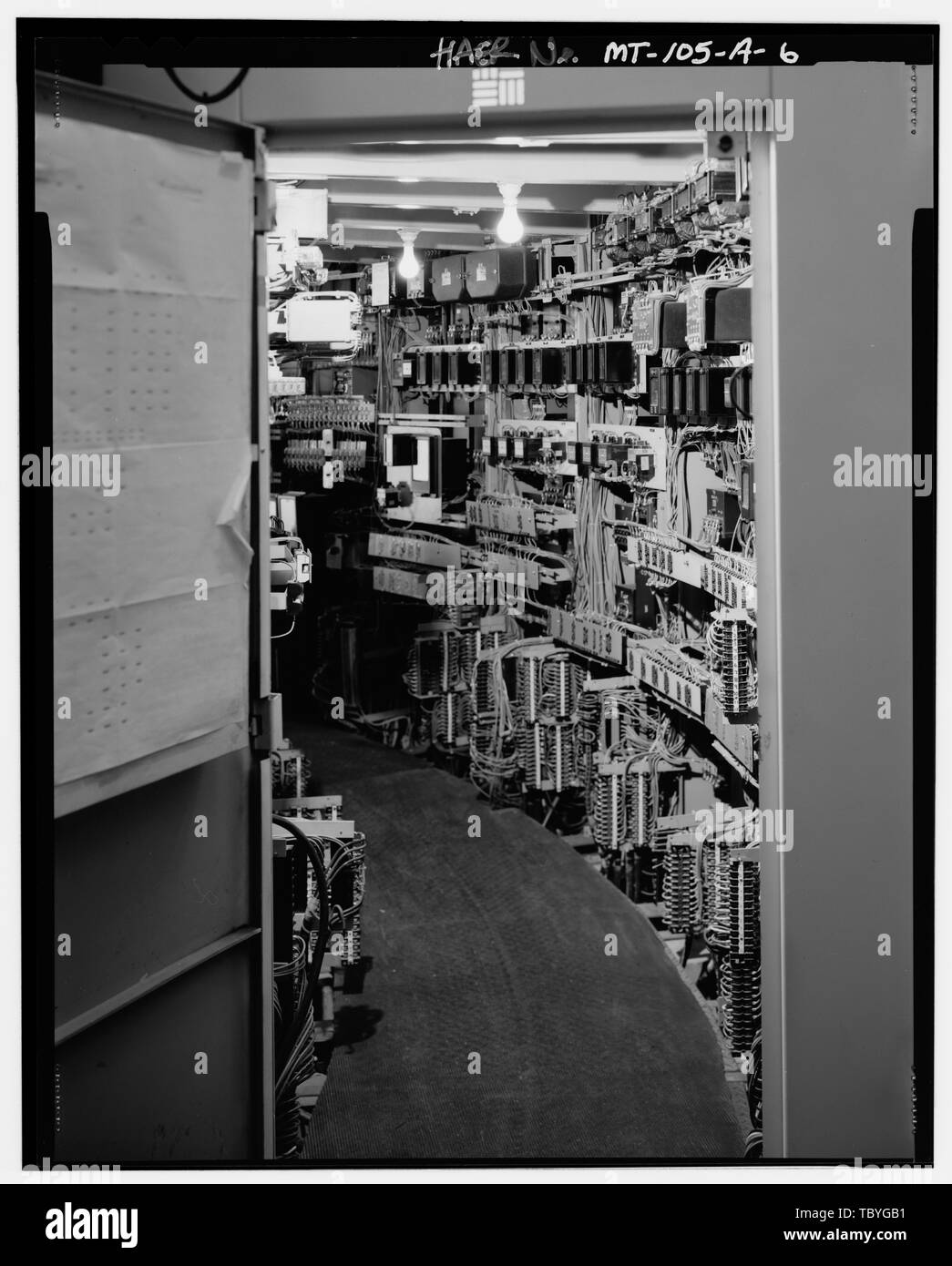 Il controllo principale del centralino (north end interno), vista da sud-ovest. Washington alimentazione acqua di fiume Clark Fork Noxon Rapids sviluppo idroelettrico, potente, banca del sud del Fiume Clark Fork a Noxon Rapids, Noxon, Sanders County, MT Foto Stock