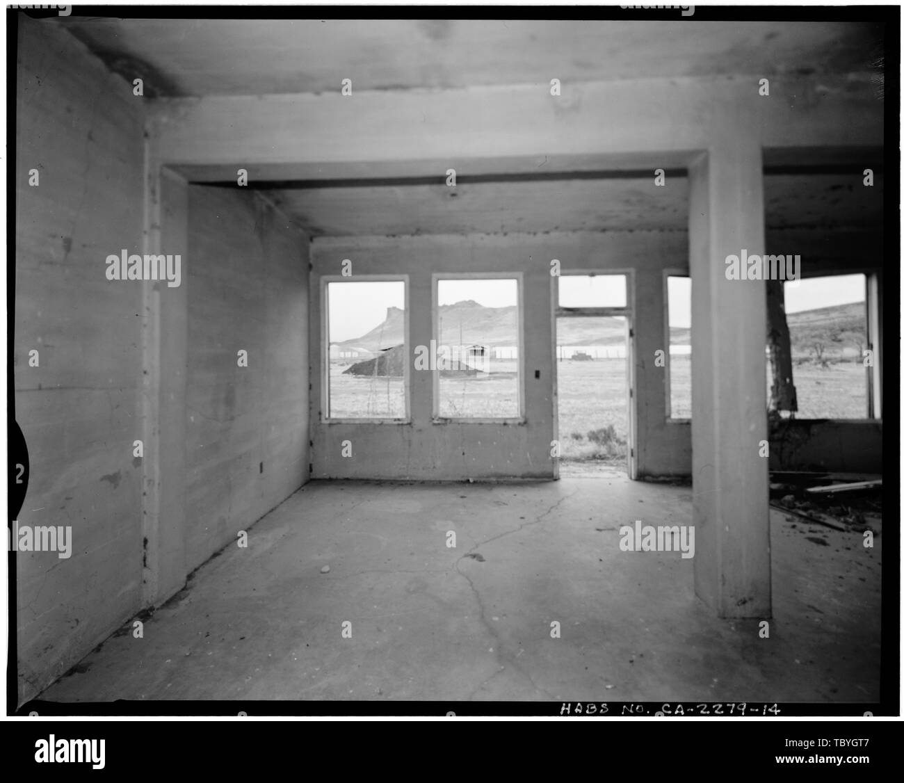 Sala principale visualizza no southwest, 65mm lente con flash elettronico illuminazione. La montagna è visibile attraverso le finestre è stato un punto di riferimento per la popolazione di camp. Tule Lake Progetto Carcere, Post miglio 44.85, State Route 139, Newell, Modoc County, CA Foto Stock