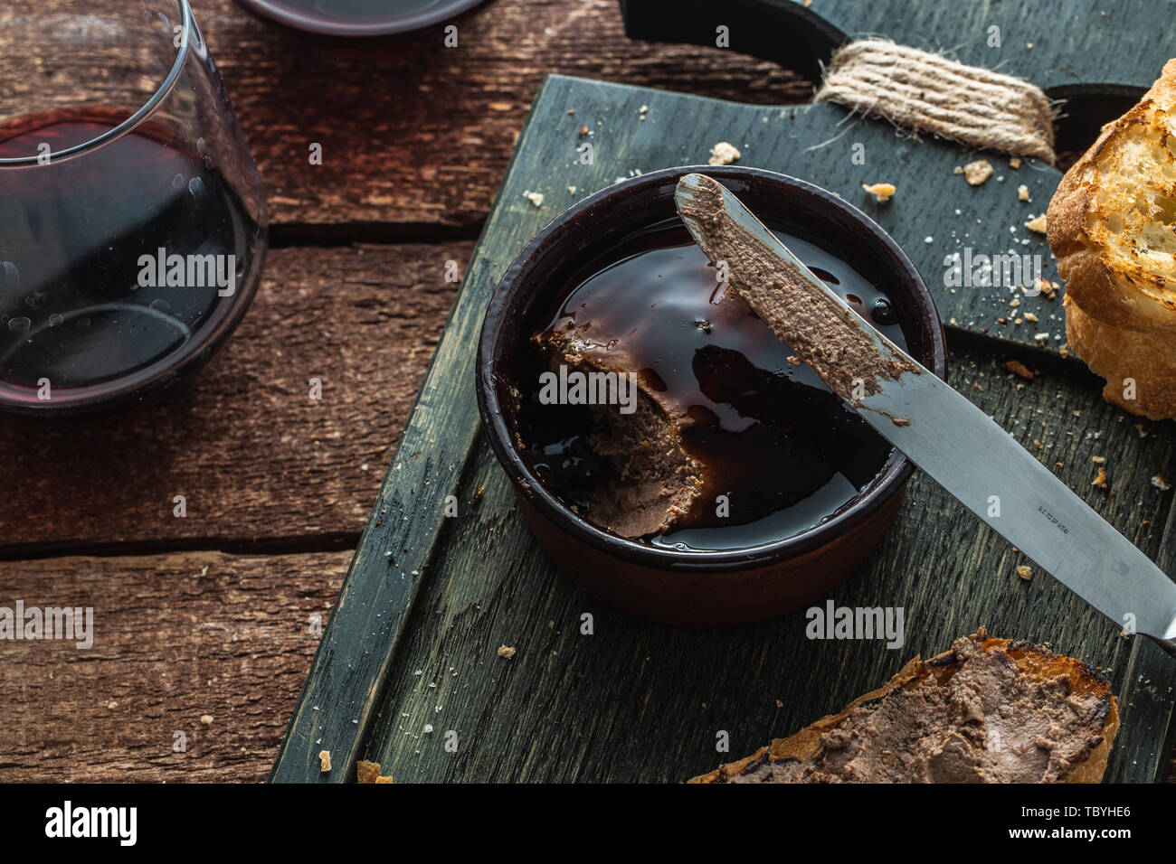 Di fegato di pollo con patè griiled pane e pesche, di stile rustico. Foto Stock