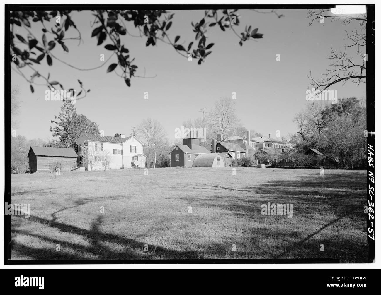Marzo 1987. Guardando a sud-est IN INVERNO verso la casa principale e le dipendenze dall'angolo NORD OVEST DELLA CUCINA GIARDINO (stazione di telecamera è all'incrocio di confine settentrionale allee e northsouth centrale Allee. Le dipendenze da sinistra a destra legnaia, Cook's House, casa di pollo (ora un negozio), tool shed, lavatoio, smokehouse e KitchenStorehouse. Casa principale è sullo sfondo a destra) Borough House, sul lato ovest della Strada Statale Route 261, circa 1 miglio a sud lato di giunzione con il vecchio Garners Ferry Road, Stateburg, Sumter County, SC Cornwallis Greene Cary, Brian, trasmettitore Prezzo, Virginia B, trasmettitore Foto Stock