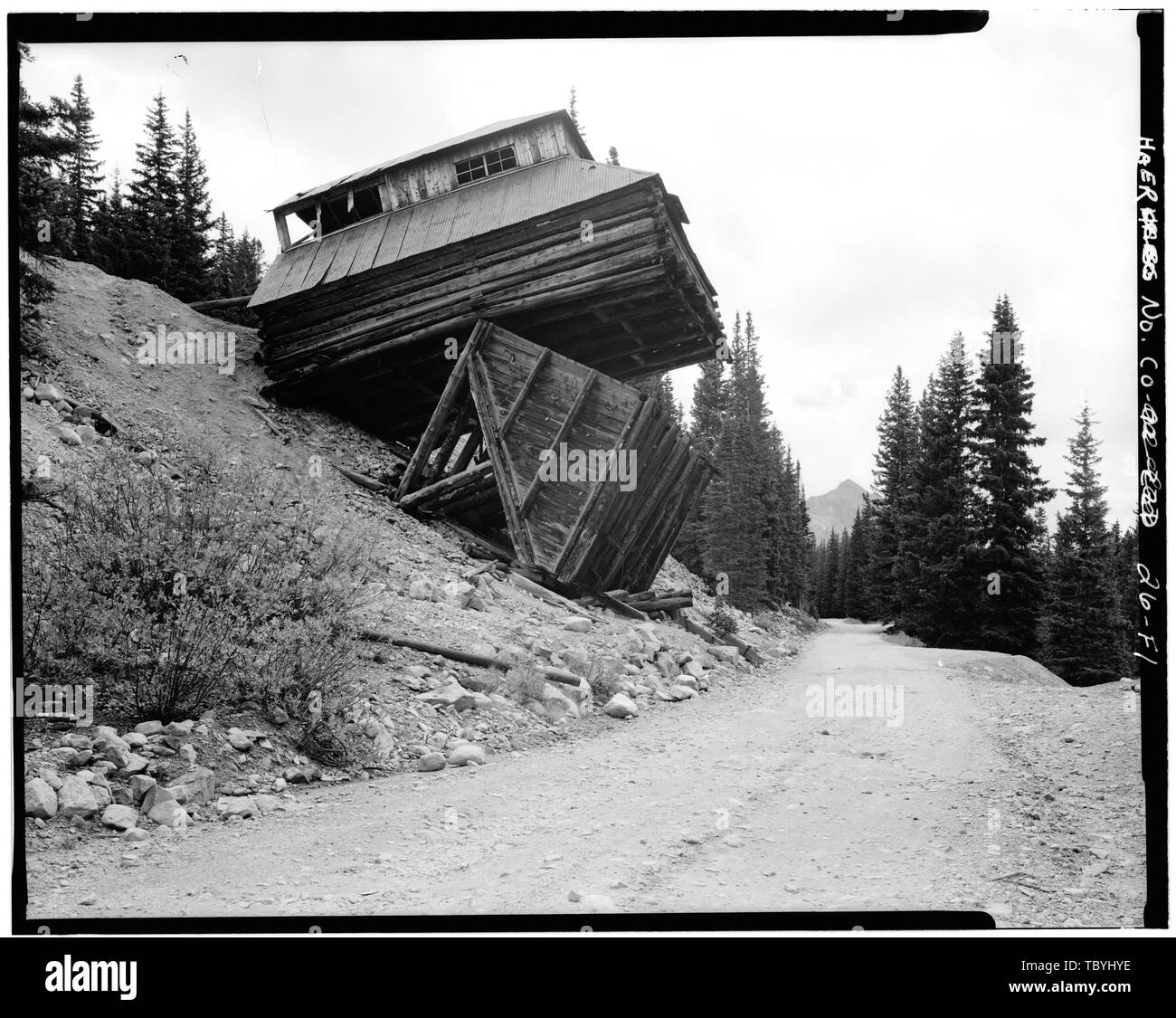 Mary Murphy scomparto per minerali e scivolo vista da sud-est, Mary Murphy complesso minerario Minerali di miniera Bin e scivolo, città di ferro (storico), Chaffee County, CO Foto Stock