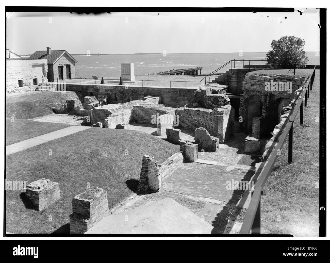 Maggio 15, 1958 VISTA DA OVEST TERREPLEIN (GUARDANDO A SUD-EST ) che mostra le rovine. Arruolato MENS' caserme in primo piano e degli ufficiali di quarti al di là. Fort Sumter, Charleston, Contea di Charleston, Sc Brewerton, Henry Bowman, un H Klugh, Terra, trasmettitore Prezzo, Virginia B, trasmettitore Foto Stock Maggio 15, 1958 VISTA DA OVEST TERREPLEIN (GUARDANDO A SUD-EST ) che mostra le rovine. Arruolato MENS' caserme in primo piano e degli ufficiali di quarti al di là. Fort Sumter, Charleston, Contea di Charleston, Sc Brewerton, Henry Bowman, un H Klugh, Terra, trasmettitore Prezzo, Virginia B, trasmettitore Foto Stock