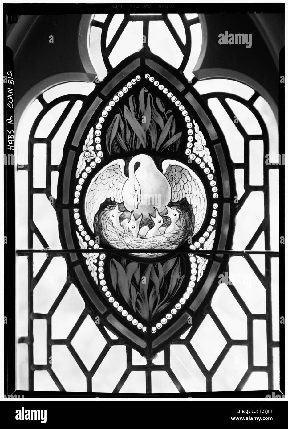 Maggio 1968 PARTICOLARE VETRATA, lato nord, "Pellicano nella sua pietà' chiesa della Trinità (P. E.), 651 Pequot Road, Southport, Fairfield County, CT Foto Stock