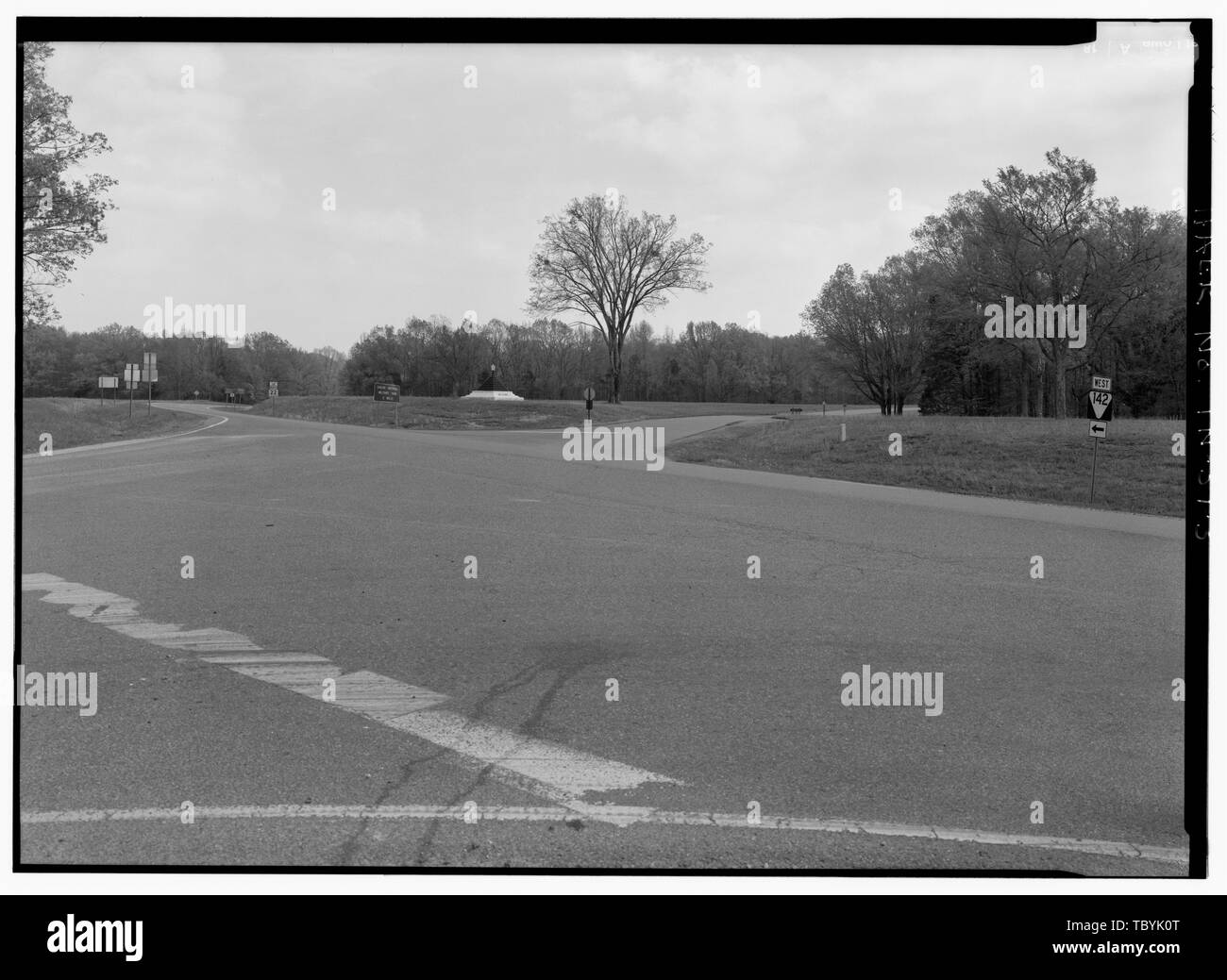 McDOWELL (1° Brigata) Sede monumento all'entrata del parco nella zona di intersezione delle autostrade 22 e 142 (AMBURGO PURDY ROAD), guardando attraverso l'autostrada 22 nel parco. Visualizzare E. Shiloh National Military Park Tour strade, Silo, Hardin County, TN U S Department of War Johnston, Albert Sidney Henderson, D B Cleveland Grover Sciloh Battlefield Associazione Lee, E T Opere Pubbliche Amministrazione conservazione civile Corps Christianson, Justine, trasmettitore Harrell, Woody, sponsor Shiloh National Military Park, sponsor Croteau, Todd, program manager Davis, Tim, storico Foto Stock