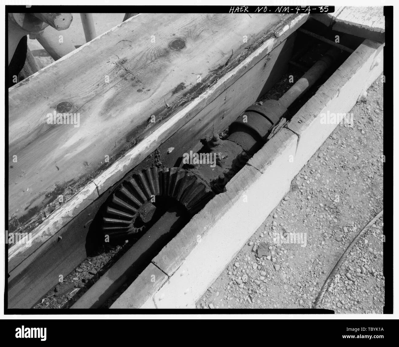 McMILLAN DAM SEMIALBERO DI TRASMISSIONE INGRANAGGIO E DETTAGLIO presso il cancello di stand. Vista di sud-est irrigazione Carlsbad distretto, McMillan, diga sul fiume Pecos, 13 miglia a nord di Carlsbad, Carlsbad, Eddy County, NM Foto Stock