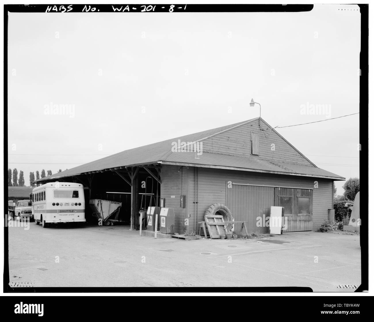 Officina meccanica. NE angolo. La fotocamera ha sottolineato SW. Questo edificio fu il paddock originale fienile quando la via aperta nel 1933 e successivamente è stato spostato in questo sito a sud del paddock. Vedere le foto storiche WA20148. (Luglio 1993) Longacres, meccanico del negozio, 1621 Southwest sedicesimo Street, Renton, King County, WA Gill, Barry Lee, trasmettitore Foto Stock