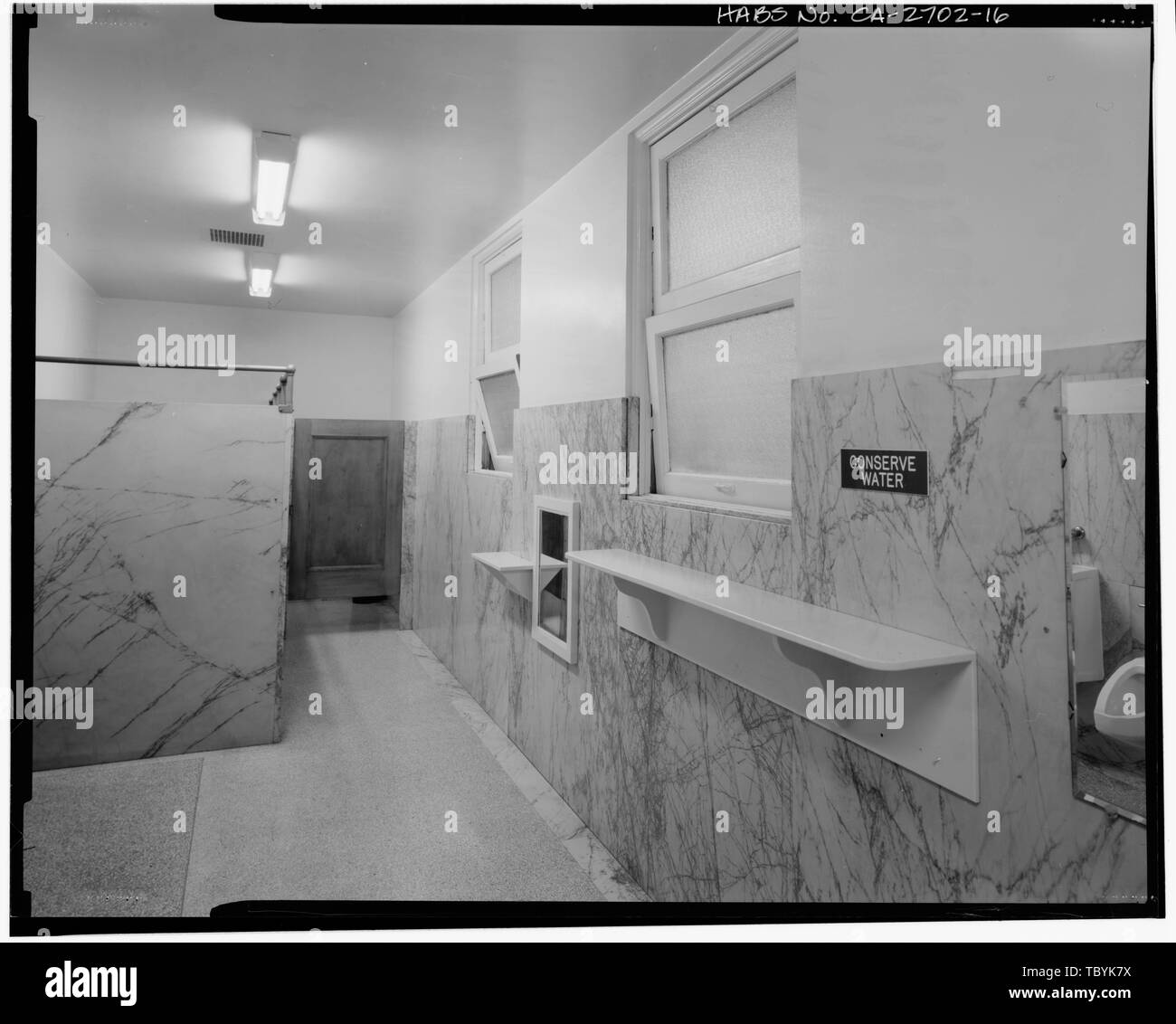 Uomini wc (camera 207, che rappresentano le camere 306, 406 e 506 anche donne di bagni, le camere 102, 104, 204, 204A, 303, 403, e 503), guardando a nord. California State Office Edificio n. 1, 915 Capitol Mall, Sacramento della contea di Sacramento, CA Foto Stock