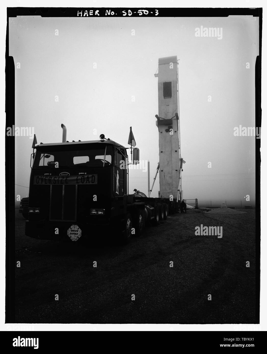 Missile transportererector, la parte anteriore della cabina, erettore completamente esteso, vista dalla parte posteriore sinistra verso oriente Ellsworth Air Force Base, volo Delta, 10 miglia di raggio intorno all'uscita 127 della Interstatale 90, interno, Contea di Jackson, SD Hess, Roise ed azienda contraente WegmanFrench, Lysa trasmettitore Lyon, Robert, fotografo Lauber, John F, storico Foto Stock