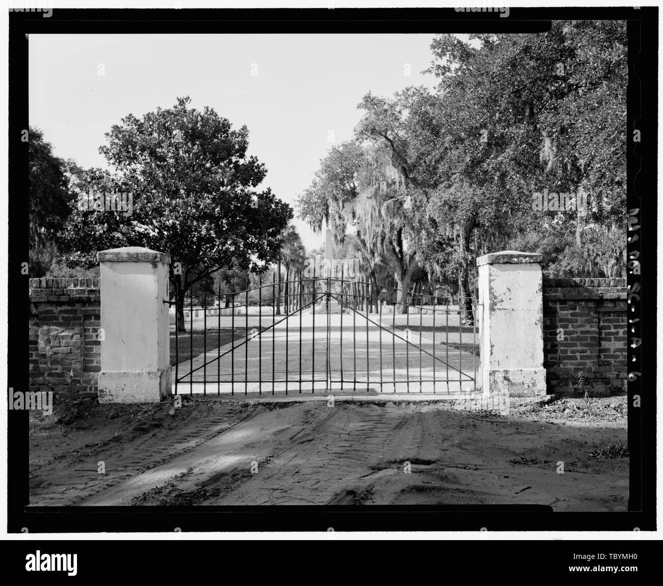 Vista la mattina dell'esterno del cancello bianco e posti da reworkedwidened telecamera rivolta verso sud guardando nel cimitero verso la statua. Beaufort Cimitero Nazionale, parete 1601 Boundary Street, Beaufort, Beaufort County, SC U.S. Reparto degli affari di veterani della società Jaeger, sponsor Jaeger, Dale, architetto del paesaggio impetuoso, Luca, architetto del paesaggio LaBrie, Brian, storico Foto Stock