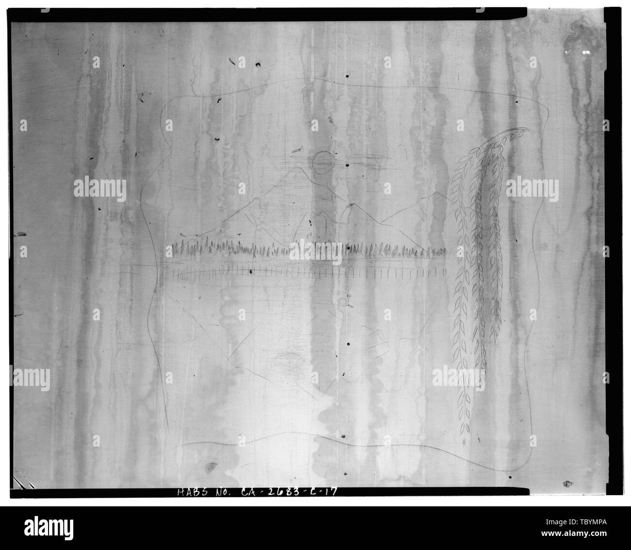 Scena della montagna disegno a matita sul nord eall di sacco camera, angolo nordoccidentale, guardando a nord. Camp Tulelake, ShopStorage edificio, lato ovest di Hill Road, 2 miglia a sud dell'autostrada 161, Tulelake, Siskiyou County, CA Foto Stock