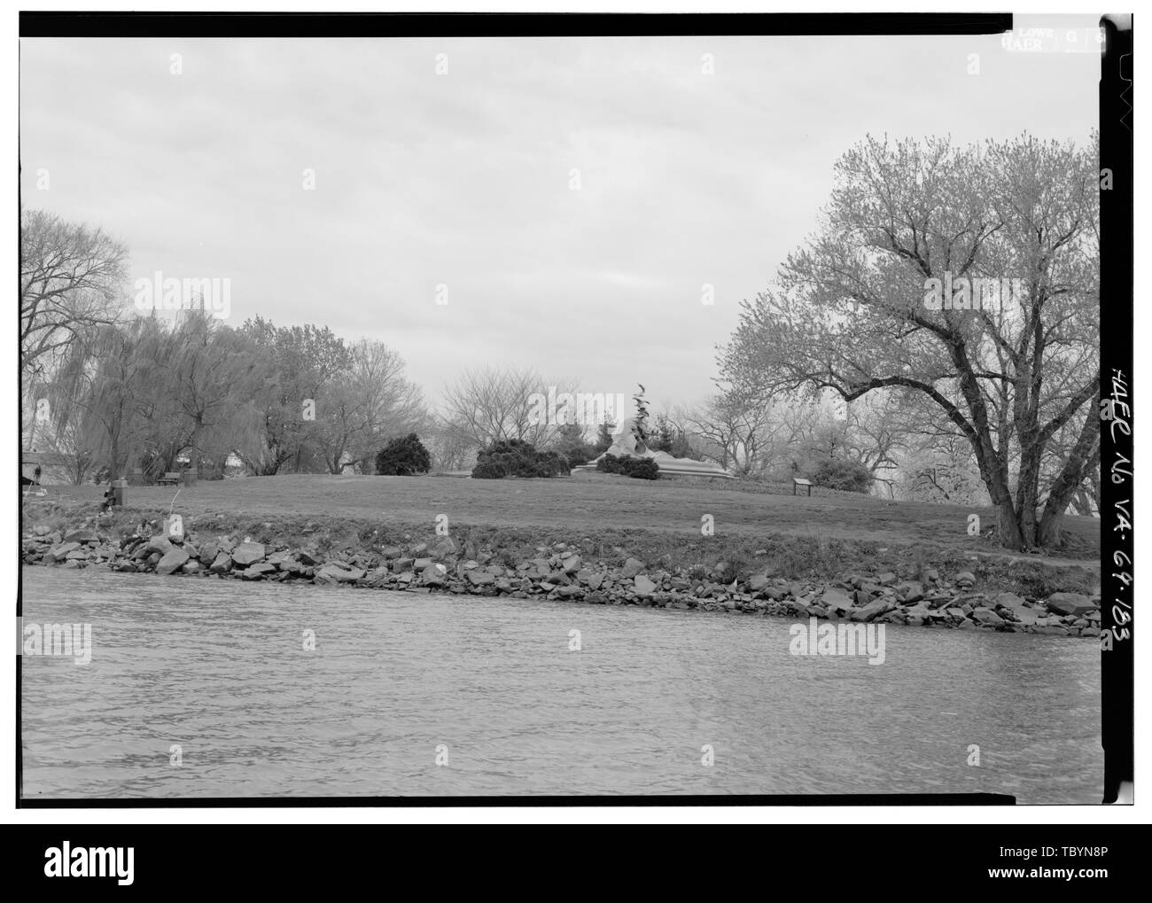 NAVY e marine memorial dal fiume Potomac guardando verso sud-ovest. George Washington Memorial Parkway, lungo il fiume Potomac da McLean a Mount Vernon, VA, Mount Vernon, Fairfax County, VA Mount Vernon Avenue Associazione U.S. Esercito di ingegneri U.S. Ufficio di presidenza di strade pubbliche Clarke, Gilmore Downer, Jay Toms, R E Johnson, J W Simonson, Wilbur McNary, J V Barton, Clara Mount Vernon Ladies Associazione Garden Club of America le Figlie della Rivoluzione Americana Regno Figlie della Confederazione Colonial Dames of America Associazione per la preservazione delle antichità della Virginia McMillan Commiss Foto Stock