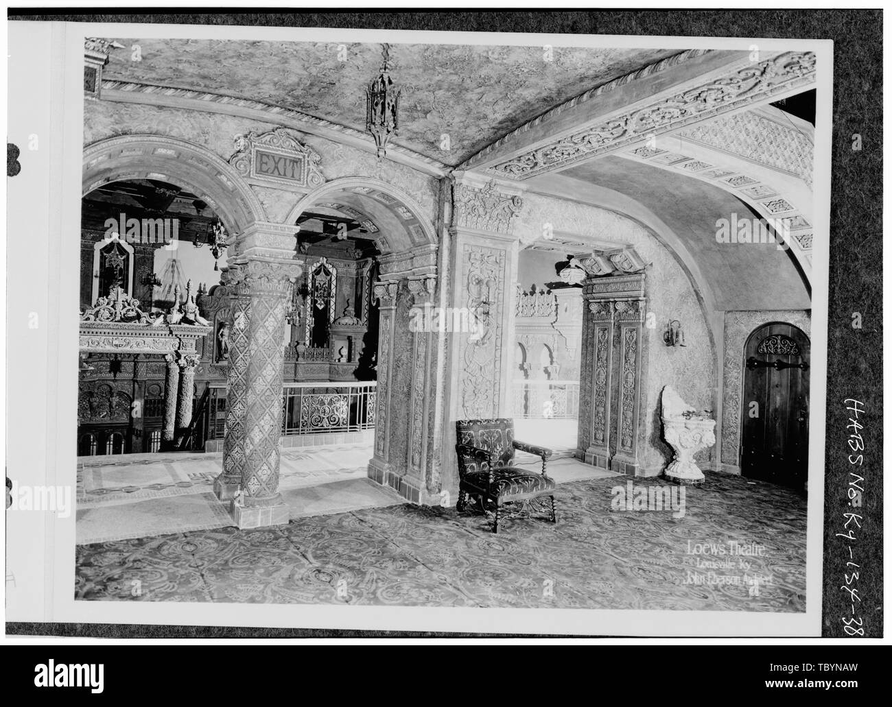 Vicino a Ladies' salotto guardando al mezzanino promenade e lobby e si affacciano Loew's Theatre, 625 South Fourth Street, Louisville, Jefferson county, KY Eberson, John Atlas intonaco e acciaio azienda J.F. Wagner's Figli azienda Frey plananti Mill Company Foto Stock