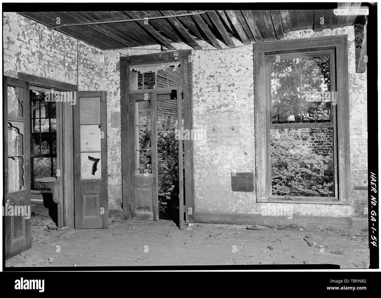 NE angolo della stanza di deposito nel telaio di gara Shop mostra porta a office, porta che conduce al di fuori e finestra. Centrale di Georgia Railway, Savannah nelle officine di riparazione e Servizi Terminal, telaio di gara Shop, delimitata da West Broad, Jones, confine ovest e strade dello scafo, savana, Chatham County, GA Foto Stock